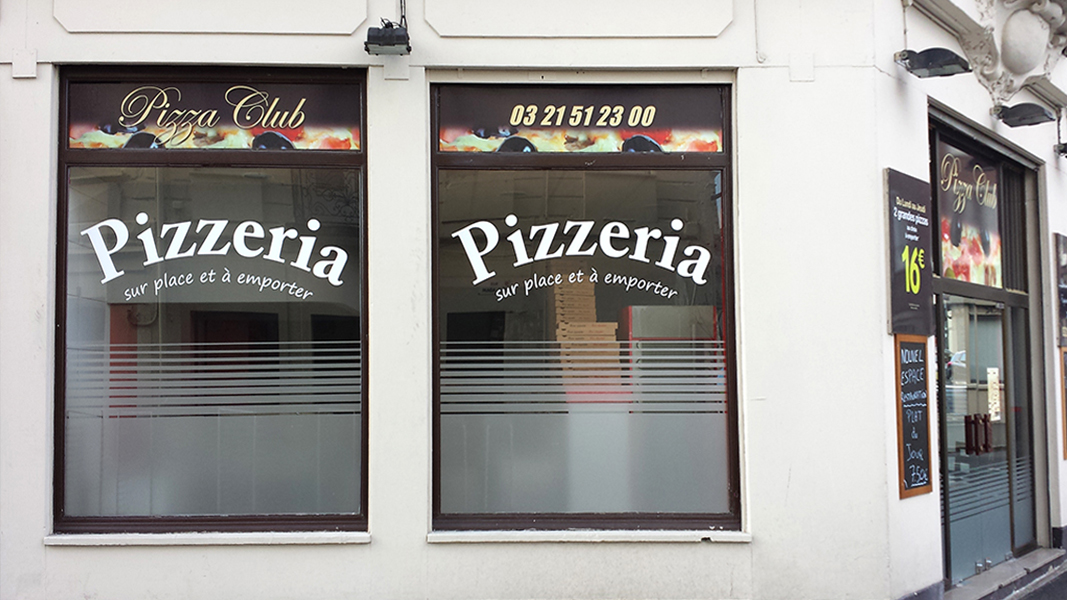 Lettrage adhésif posé sur vitrine