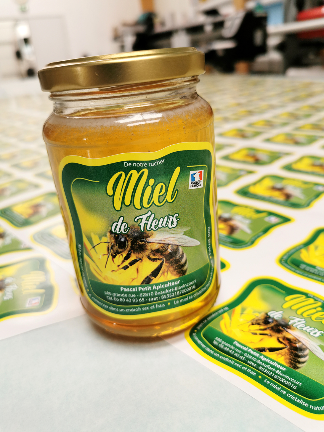 Stickers posé sur pot de miel