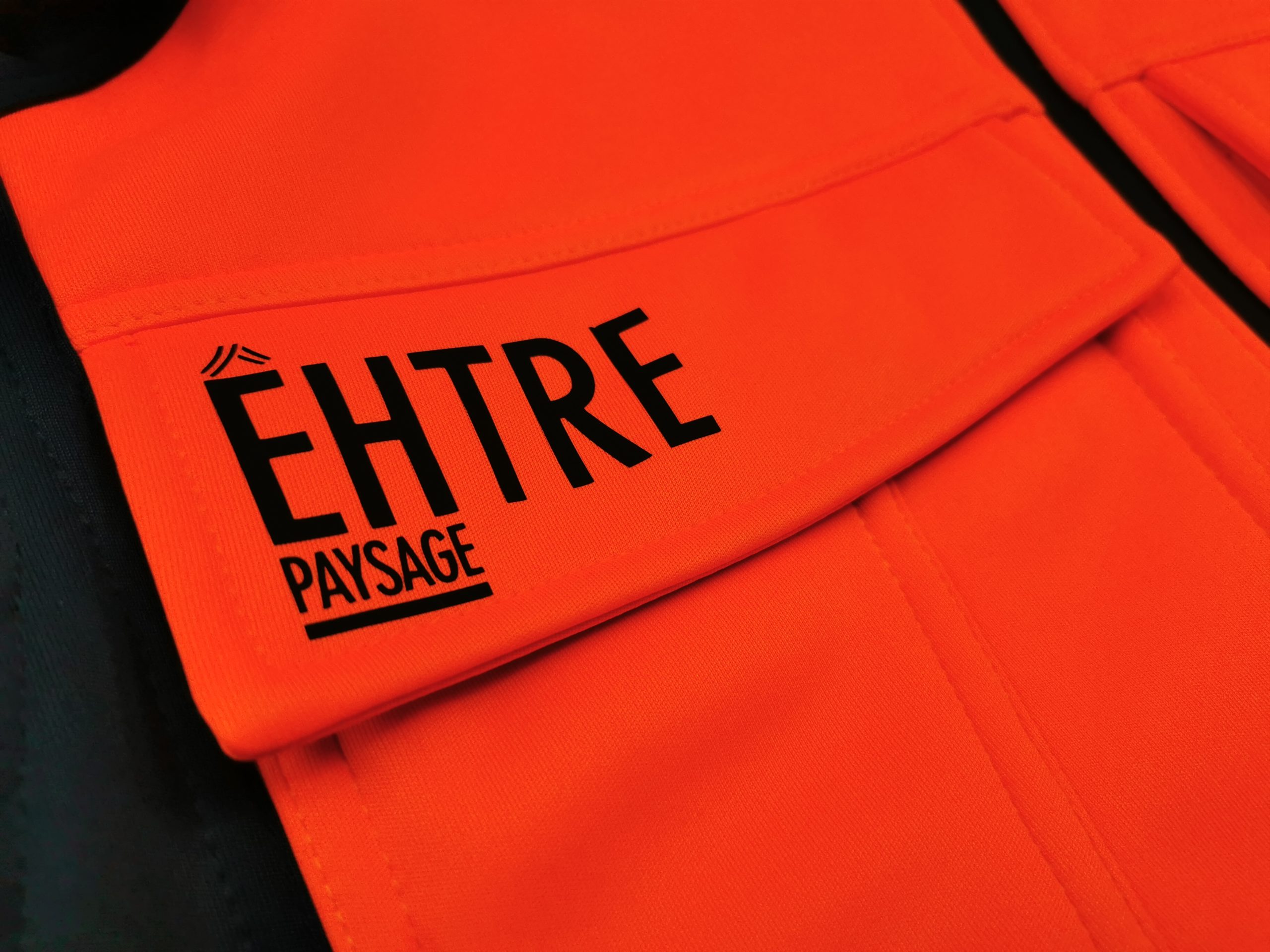 Personnalisation sur veste fluo